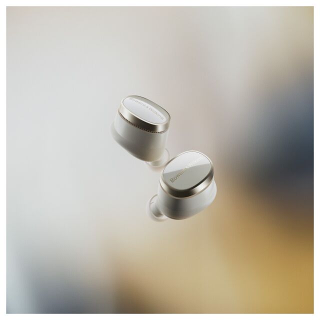 Bowers & Wilkins Pi8  Dove White – High-Fidelity True Wireless Earbuds with aptX, 24-Bit Audio, and Advanced Noise Cancellation