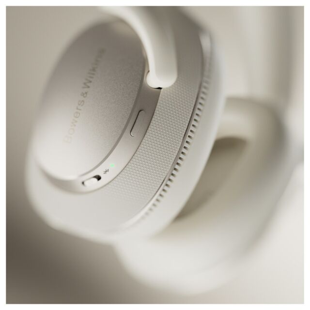 Bowers + Wilkins PX7 S3 Over-Ear Noise Cancelling Wireless Bluetooth Headphones Canvas white