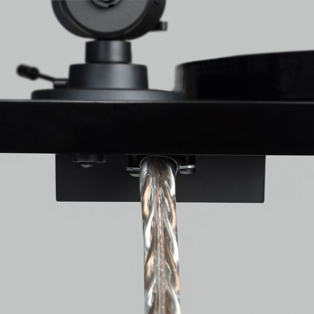 Pro-Ject Audio Systems E1 Plug and Play Turntable with Built-In Phono Stage in Black