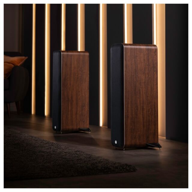 Q Acoustics M40 Bluetooth Powered Floor standing Speakers in Walnut