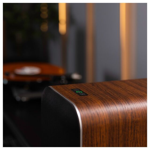 Q Acoustics M40 Bluetooth Powered Floor standing Speakers in Walnut
