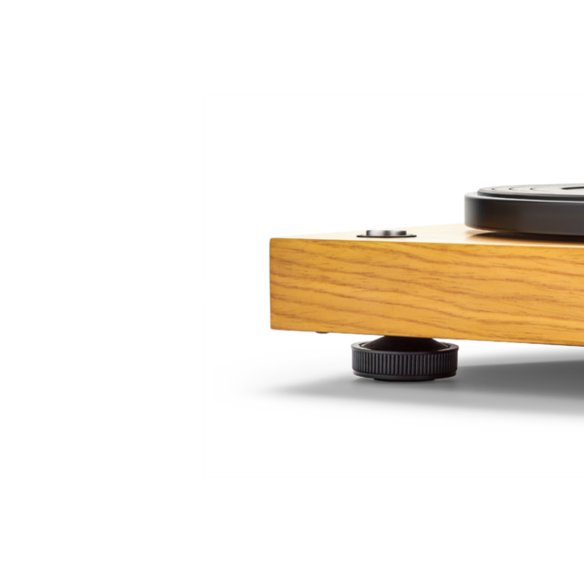 Roberts STYLUS Belt-drive Turntable with USB connection and built-in preamplifier in wood