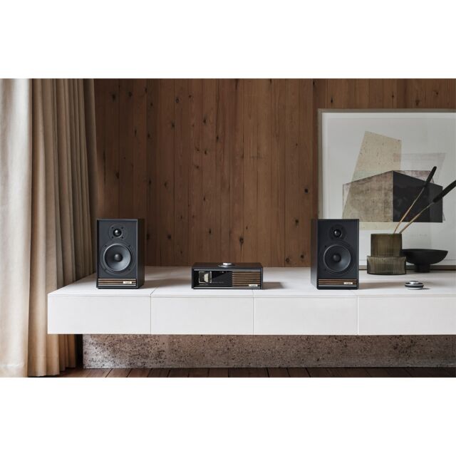 Ruark R610 Music Console with Sabre-R Bookeshelf Speakers Premium Streaming System in Charcoal