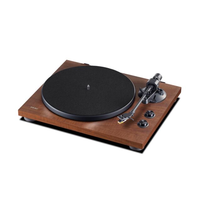 Teac TN-280BT A3 2-Speed Analog Turntable With Phono Eq And Bluetooth in Walnut