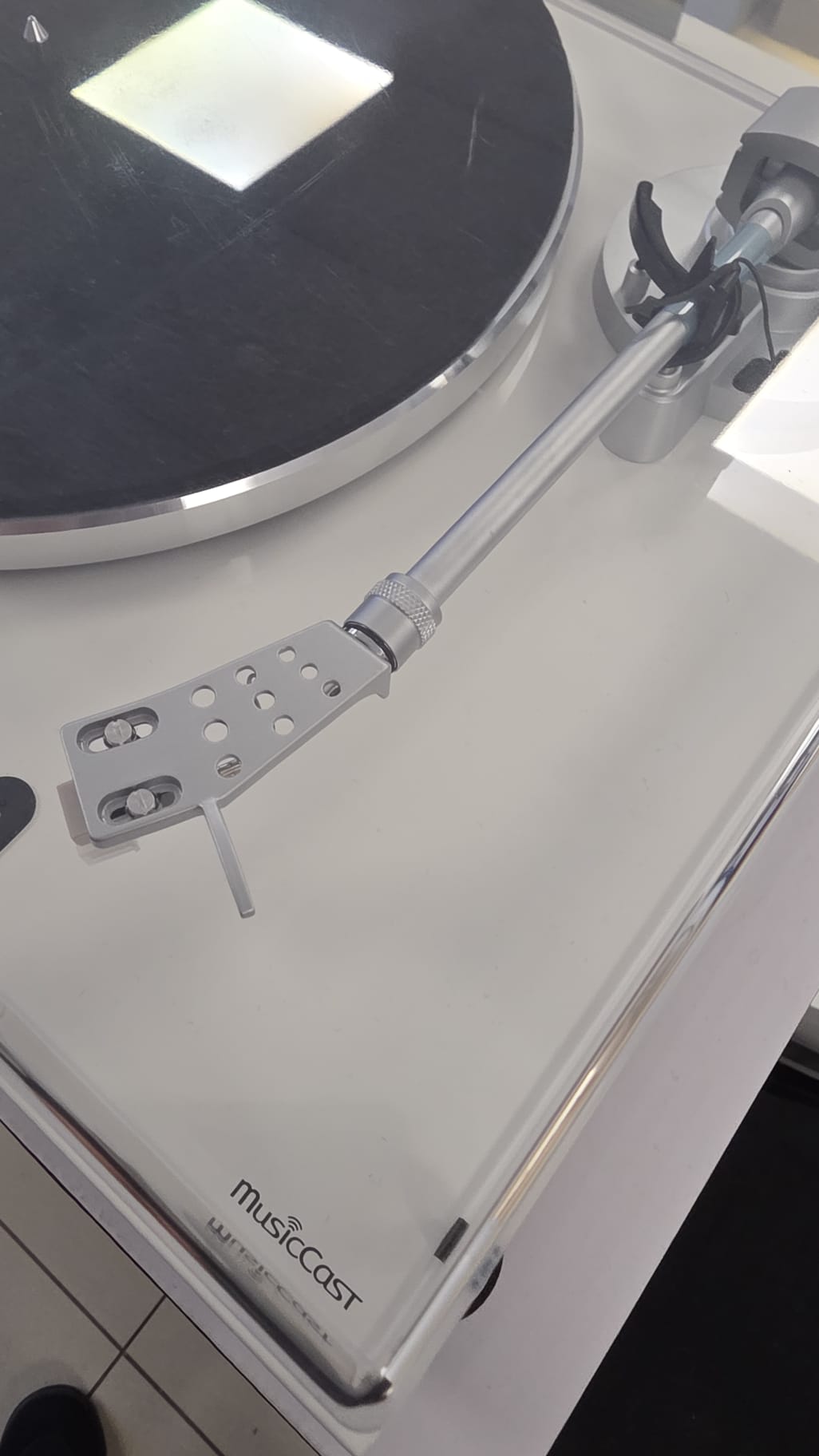 Side view of Yamaha TTN503WH Vinyl 500 Turntable And Streamer In White